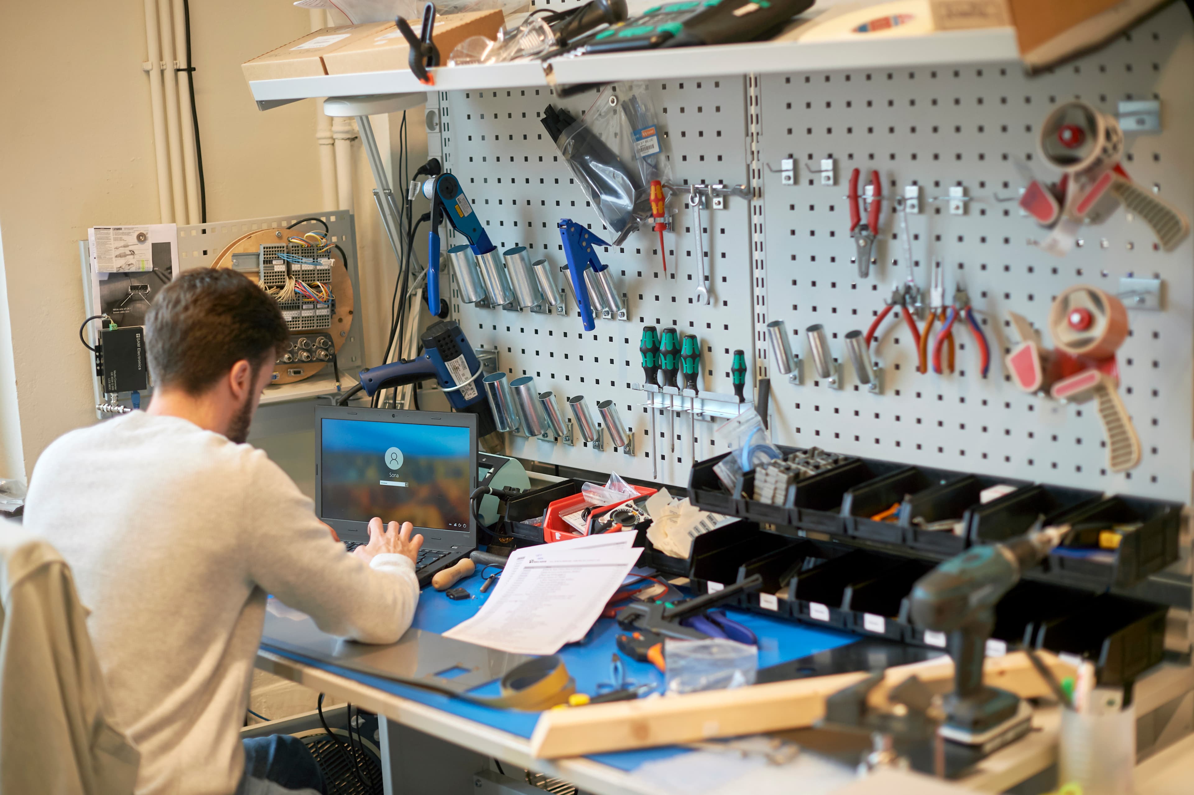 Railnova engineer in the workshop